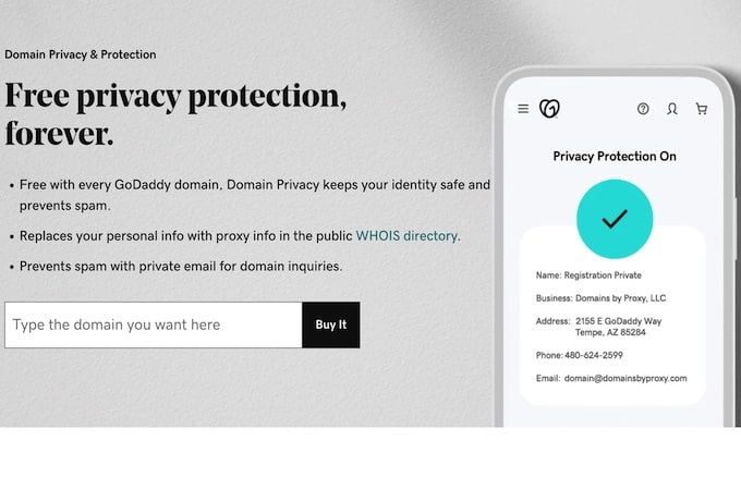 Captură de ecran a paginii de confidențialitate și protecție a domeniului de la GoDaddy cu un dispozitiv mobil care arată că protecția confidențialității a fost activată.