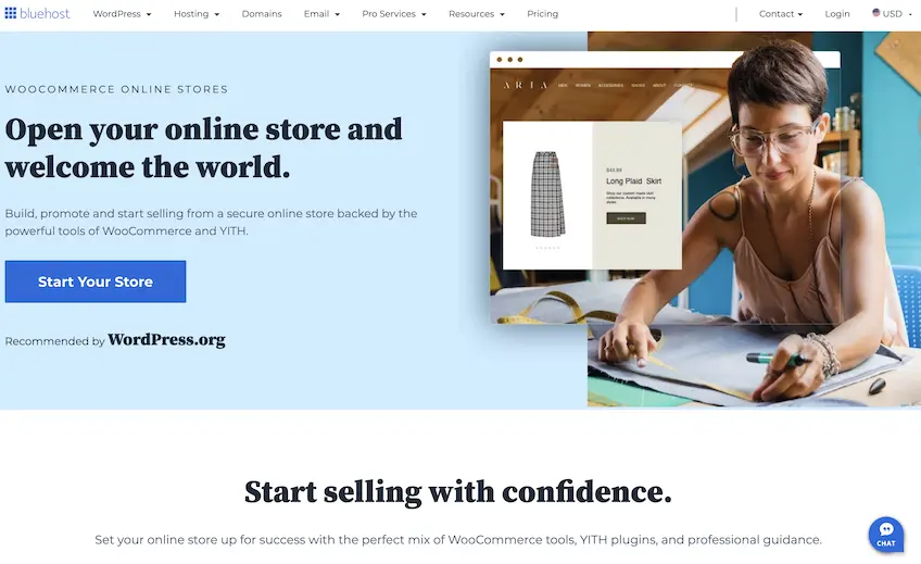 Pagina de aterizare a găzduirii web WooCommerce de la Bluehost care arată o femeie care măsoară o bucată de țesătură