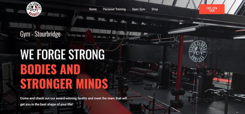 Black County Barbell cu o imagine a întregii săli de sport de sus.