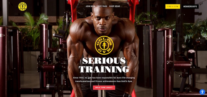 Pagina de start a Gold's Gym cu imaginea unui bărbat care se antrenează. 